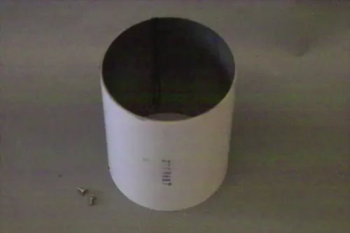 Produkt von Brötje, zylindrisches Flammrohr in neutraler Farbe, mit zwei kleinen Schrauben daneben, auf einer hellen Oberfläche platziert.