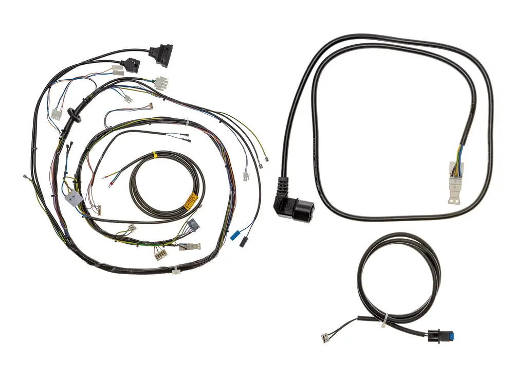 Kabelbaum mit mehreren elektrischen Leitungen und Anschlüssen, erkennbar als Produkt von Brötje. Die Drähte sind in verschiedenen Farben angeordnet und führen zu unterschiedlichen Steckverbindern.