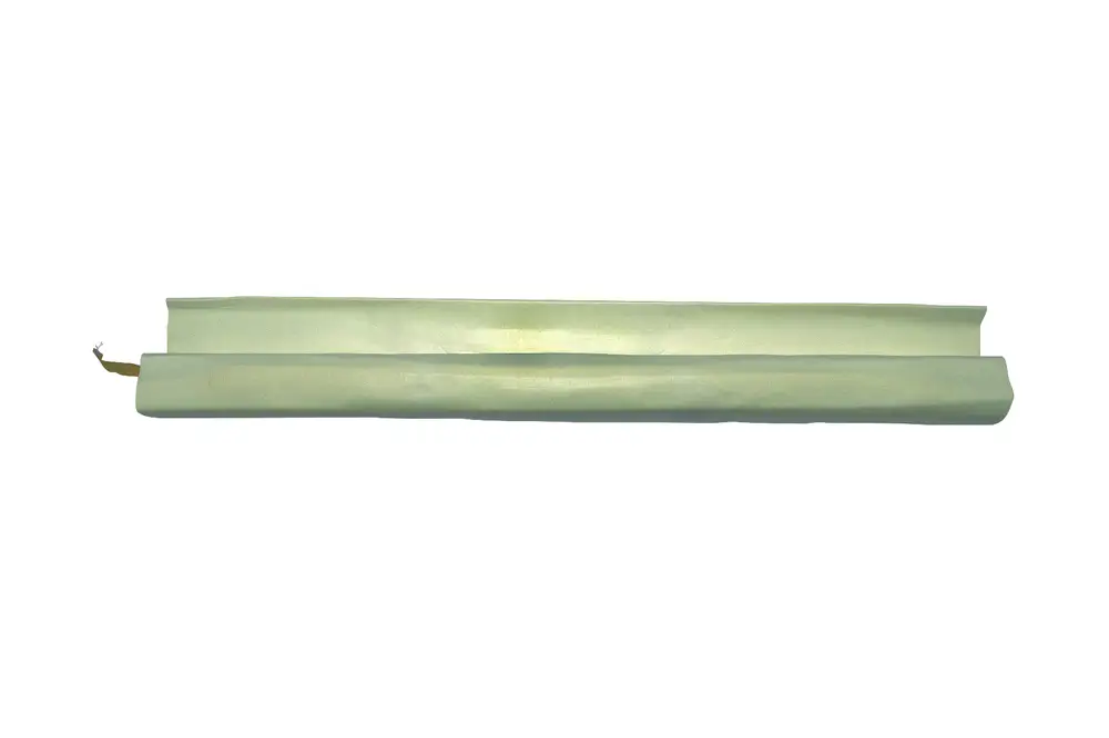 Brötje-Folienmantel in gebogener Form, mit einer glatten Oberfläche und zwei Enden, die leicht geöffnet sind. Das Produkt ist neutral gehalten und hat eine farblich einheitliche Gestaltung.