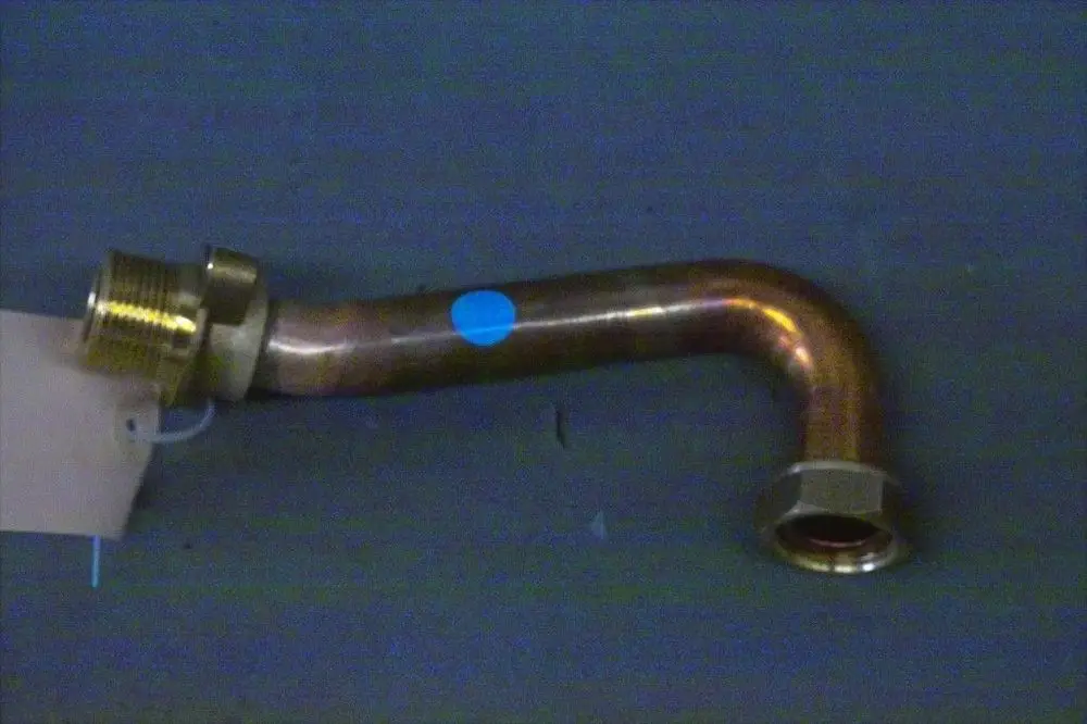 Vorlaufanschlussrohr aus Kupfer mit gewindedreißiger Verbindung und Schraubanschluss, dargestellt auf einem dunklen Hintergrund. Marke Brötje ist erkennbar.