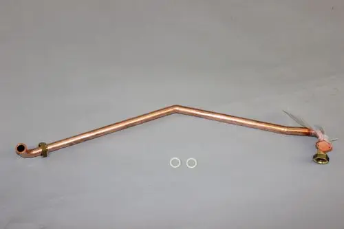 Kupferrohr mit gebogener Form und zwei Anschlussstellen, geeignet für Heizungsanlagen, geliefert von der Marke Brötje. Im Bild sind zwei Dichtungen zu sehen.