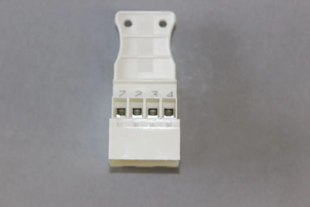 Weißer Steckverbinder mit vier Anschlüssen, gekennzeichnet mit den Zahlen 1 bis 4, geeignet für elektrische Verbindungen. Produziert von Brötje.