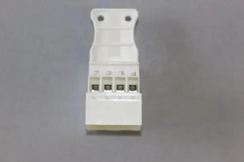 Weißer Steckverbinder mit vier Anschlüssen, gekennzeichnet mit den Zahlen 1 bis 4, geeignet für elektrische Verbindungen. Produziert von Brötje.