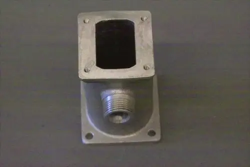 Brötje Mischrohr mit rechteckiger Öffnung und seitlichem Anschluss. Das Gehäuse ist aus Metall und eignet sich für Heizungsanwendungen.