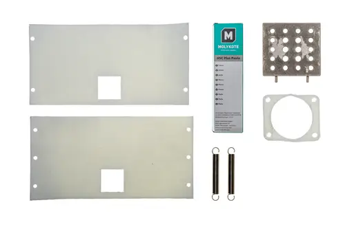 Set aus mehreren Metall- und Dichtungsplatten, einer Packung HSC Plus Paste sowie zwei Federn, geeignet für Wartungsarbeiten an Brötje-Geräten.