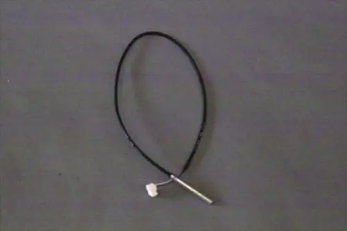 Schwarzes Kabel mit einem weißen Anschluss und einem metallischen Stift. Er scheint zu einem Brötje Speicherfühler zu gehören.