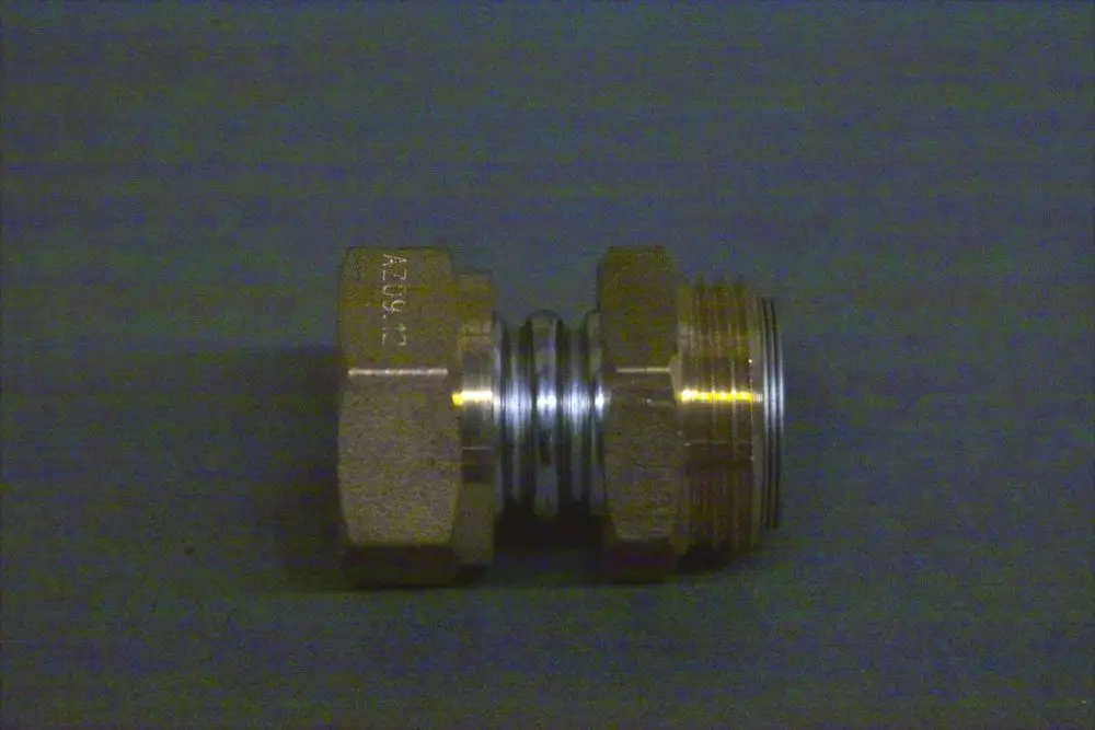 Kompensator aus Metall mit zwei Anschlussgewinden. Hersteller ist Brötje. Das Teil hat eine zylindrische Form und wird in Heizungs- oder Solaranlagen verwendet.