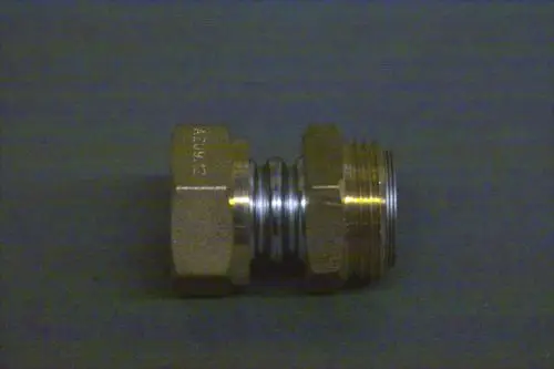 Kompensator aus Metall mit zwei Anschlussgewinden. Hersteller ist Brötje. Das Teil hat eine zylindrische Form und wird in Heizungs- oder Solaranlagen verwendet.
