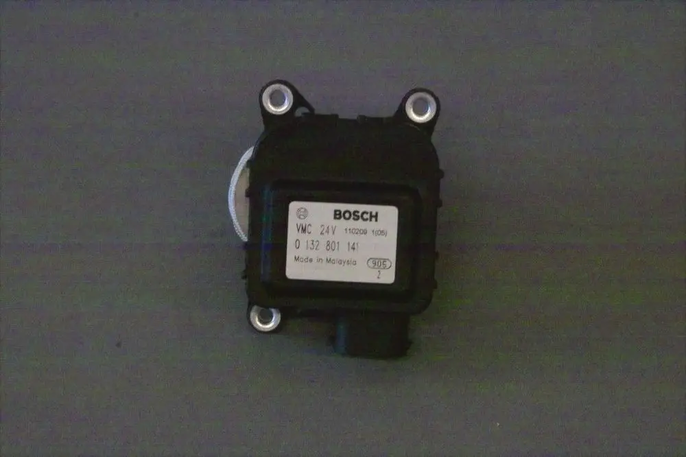 Schwarzer Schrittmotor mit Anschlusskabel und Etikett der Marke Brötje, montiert auf hellem Hintergrund, mit technischen Daten und Herkunftsangabe.