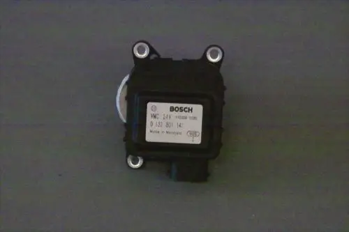 Schwarzer Schrittmotor mit Anschlusskabel und Etikett der Marke Brötje, montiert auf hellem Hintergrund, mit technischen Daten und Herkunftsangabe.