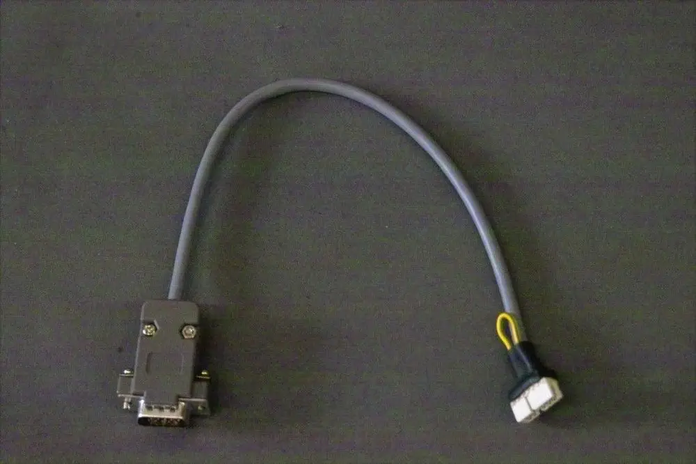 Graues Kabel mit einem 9-poligen D-Sub Stecker und einem passenden Anschluss an der anderen Seite, brand Brötje, geeignet für spezifische Verbindungen in Heizsystemen.