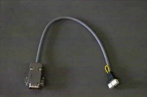 Graues Kabel mit einem 9-poligen D-Sub Stecker und einem passenden Anschluss an der anderen Seite, brand Brötje, geeignet für spezifische Verbindungen in Heizsystemen.