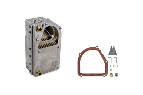 Brötje Wärmeübertrager aus Metall mit offenen Anschlüssen, einem sichtbaren Innengebläse und verschiedenen Montageschrauben sowie Dichtungen auf einem weißen Hintergrund.