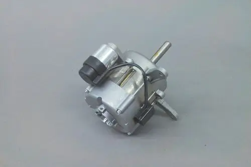 Brötje Brennermotor in metallischer Ausführung mit elektrischen Anschlüssen, montiert auf einem zusätzlichen Halter. Kompakte Bauweise, geeignet für verschiedene Heizsysteme.