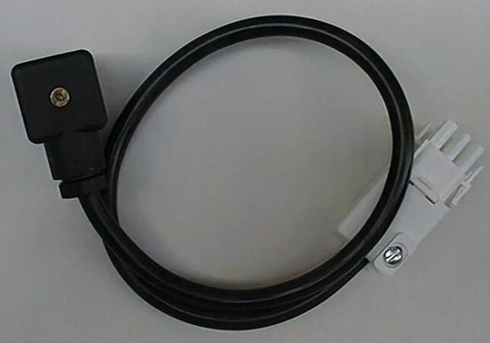Brötje Anschlussleitung mit einem schwarzen Stecker und einem weißen Verbindungselement, bestehend aus einem flexiblen Kabel für die Verbindung von Geräten oder Ventilen.