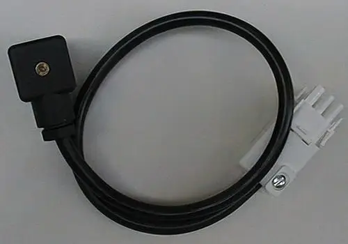 Brötje Anschlussleitung mit einem schwarzen Stecker und einem weißen Verbindungselement, bestehend aus einem flexiblen Kabel für die Verbindung von Geräten oder Ventilen.