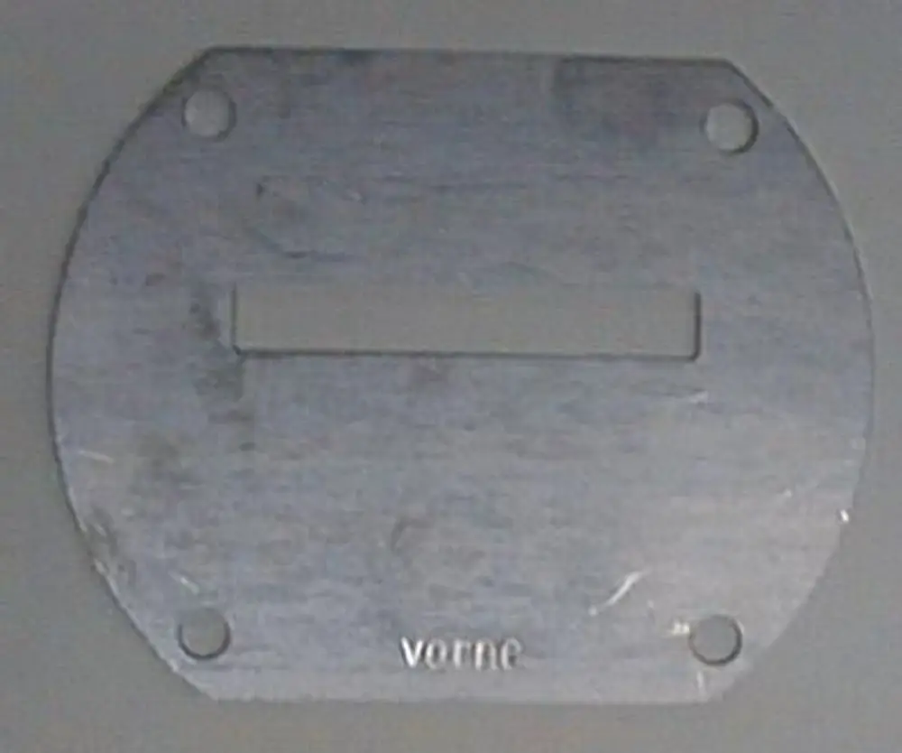 Metallplatte mit rechteckigem Ausschnitt und runden Löchern in den Ecken. Auf der Platte ist der Schriftzug "Brötje" zu sehen.