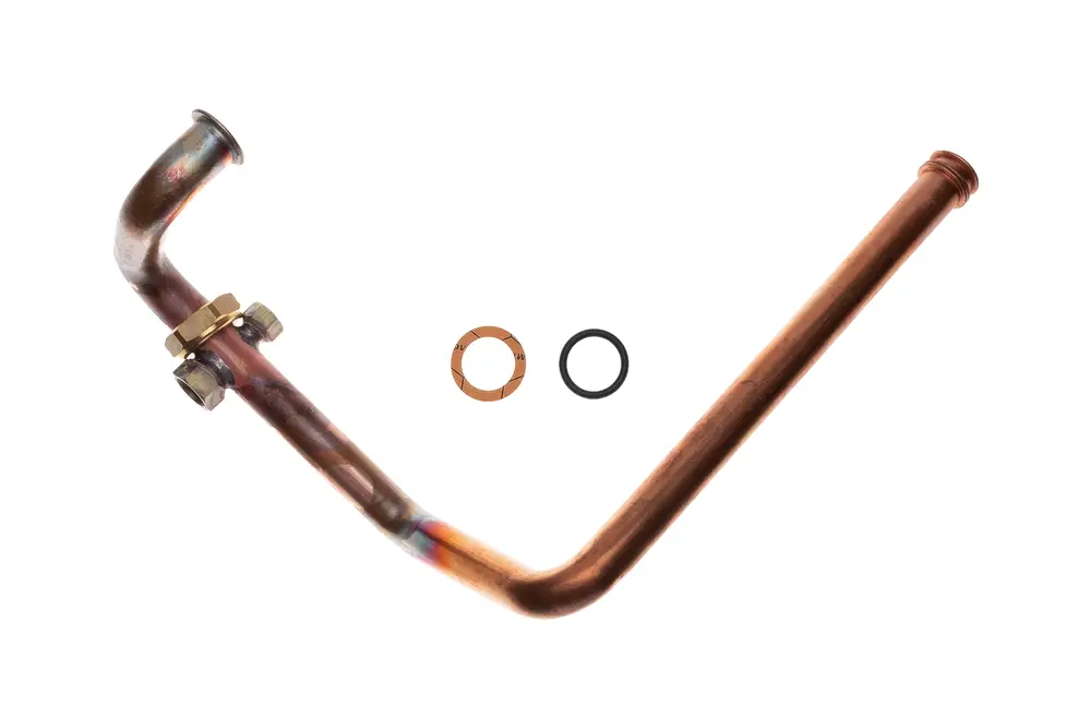 Kupferrohr mit gebogener Form, einer Muffe mit Schrauben und zwei Dichtungen. Produkt von Brötje zur Verwendung in Heizsystemen.
