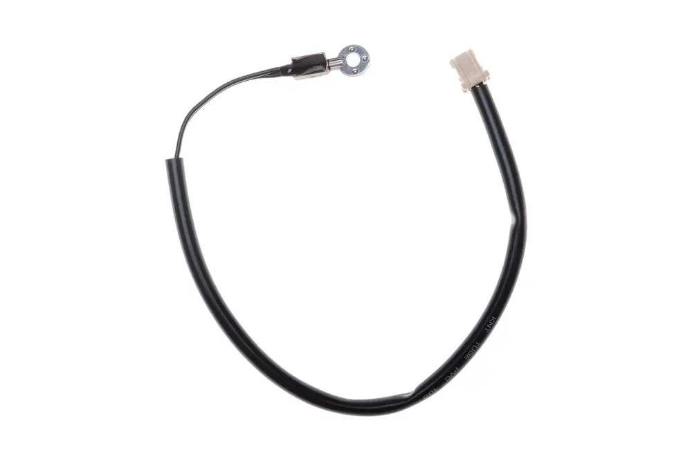 Brötje Sensor-Kabel mit einem Ringterminal an einem Ende und einem Stecker an dem anderen Ende, verlegt in einem schwarzen Mantel.