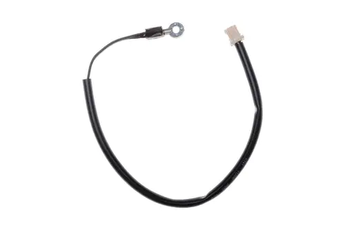 Brötje Sensor-Kabel mit einem Ringterminal an einem Ende und einem Stecker an dem anderen Ende, verlegt in einem schwarzen Mantel.