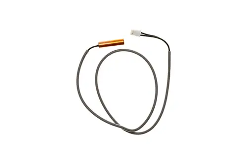 Brötje Fühler mit anliegendem Kabel und einem Stecker, der in einer klaren Anordnung dargestellt ist. Der Sensor weist eine metallische Komponente auf.