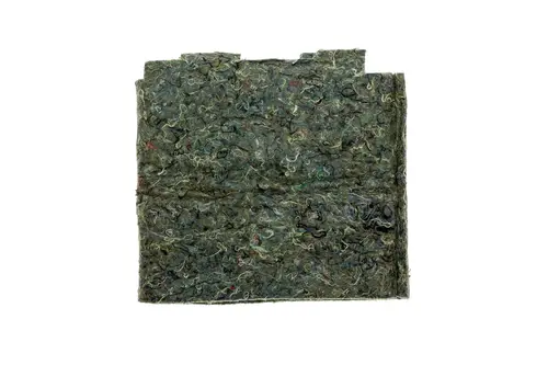 Brötje-Isoliermaterial mit flauschiger Struktur, überwiegend in Grüntönen, zusammengesetzt aus verschiedenen Fasern. Dient zur Dämmung und Isolierung von Verdichtern.