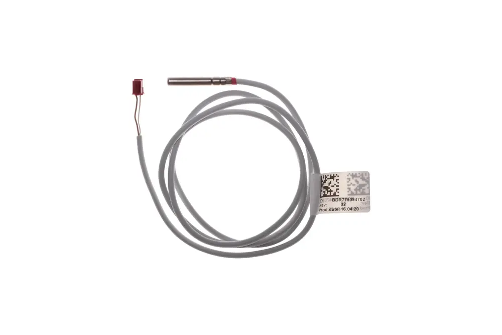 Brötje Temperaturfühler mit grauem Kabel, silberner Sonde und einem Anschlussstecker. Auf dem Etikett sind Produktinformationen und ein QR-Code sichtbar.