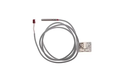 Brötje Temperaturfühler mit grauem Kabel, silberner Sonde und einem Anschlussstecker. Auf dem Etikett sind Produktinformationen und ein QR-Code sichtbar.
