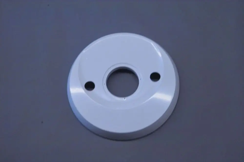 Weißer runder Deckel von Brötje mit mittigem Loch und zwei seitlichen Öffnungen. Der Deckel hat eine glatte Oberfläche und ist für einen bestimmten Anwendungseinsatz konzipiert.