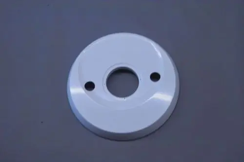 Weißer runder Deckel von Brötje mit mittigem Loch und zwei seitlichen Öffnungen. Der Deckel hat eine glatte Oberfläche und ist für einen bestimmten Anwendungseinsatz konzipiert.