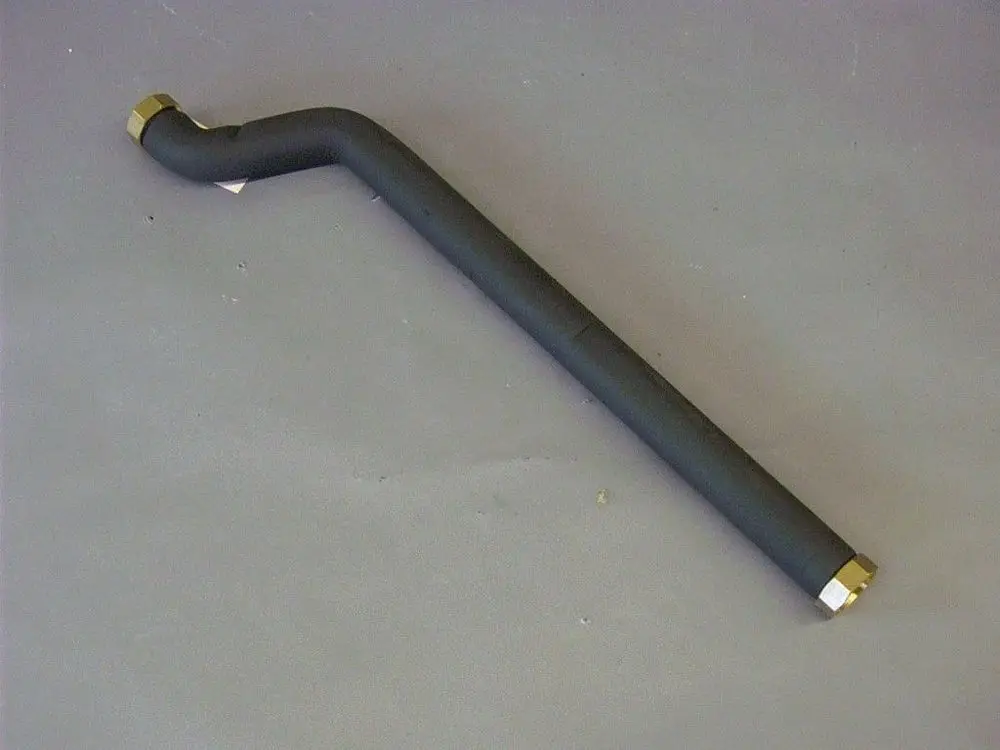 Brötje Rücklaufrohr in einem gebogenen Design mit zwei metallischen Anschlüssen an den Enden, auf einem grauen Untergrund liegend.
