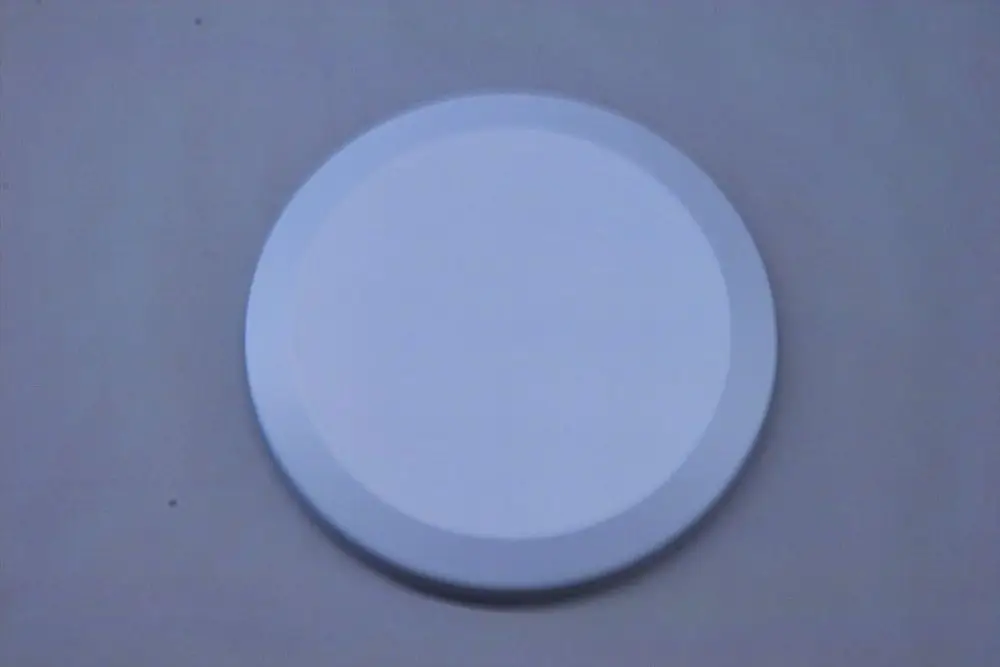 Weißer, runder Deckel von Brötje, flach und ohne Beschriftung, auf einer hellen Oberfläche platziert.