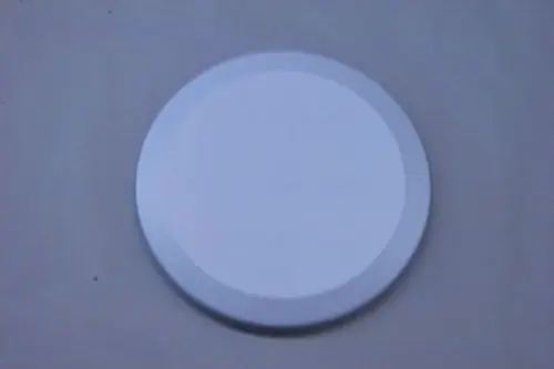 Weißer, runder Deckel von Brötje, flach und ohne Beschriftung, auf einer hellen Oberfläche platziert.