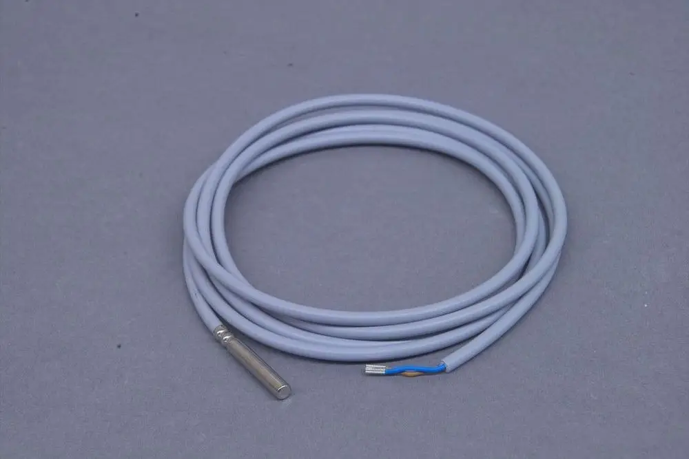 Grauer Kabel mit einem Metallfühler an einem Ende. Der Fühler stammt von der Marke Brötje und wird häufig in Heizungsanlagen verwendet.