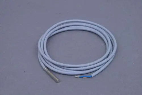 Grauer Kabel mit einem Metallfühler an einem Ende. Der Fühler stammt von der Marke Brötje und wird häufig in Heizungsanlagen verwendet.