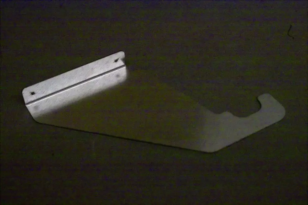 Einfache Metallhalterung mit zwei Befestigungsöffnungen, die typischerweise für ein 3-Wege-Ventil von Brötje verwendet wird.