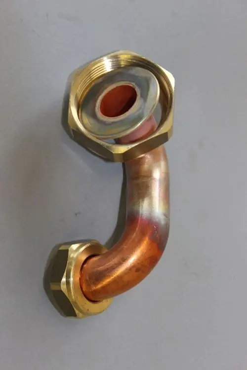 Knickrohr aus Kupfer mit zwei Gewindeverbindungen, verwendet in Sanitäranlagen. Das Produkt stammt von der Marke Brötje und ist für den Einsatz im Kaltwasserbereich geeignet.