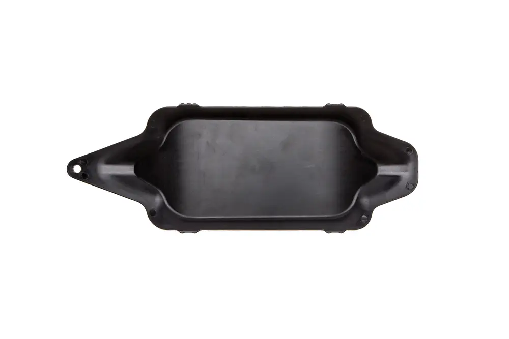Schwarze Reinigungsschale von Brötje mit abgeflachten Seiten und zwei Bohrungen zum Aufhängen oder Befestigen, auf einem weißen Hintergrund.
