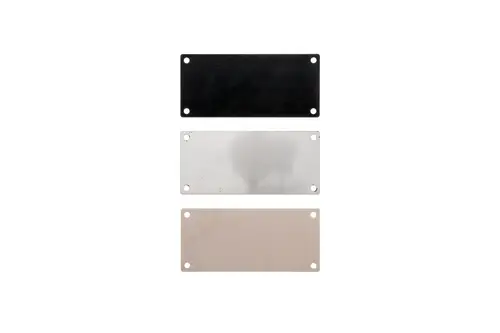 Drei rechteckige Deckel in Schwarz, Silber und Beige mit je zwei Löchern zur Montage, möglicherweise für Brötje Heizsysteme oder Installationen.