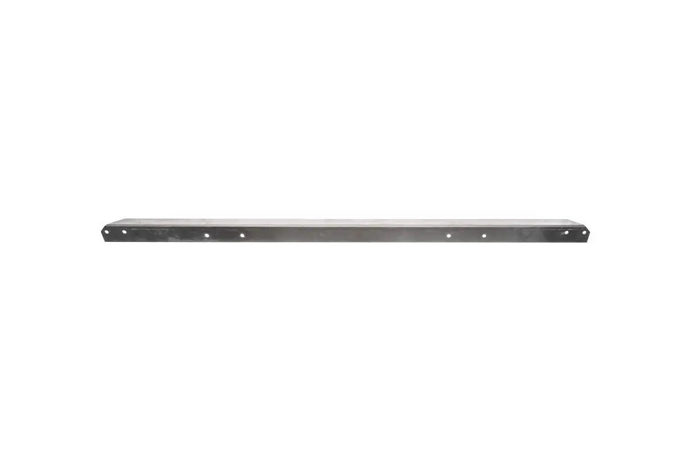 Lange, flache Metallleiste mit mehreren Bohrungen, hergestellt von Brötje. Geeignet für Montagetüren oder andere strukturelle Anwendungen.