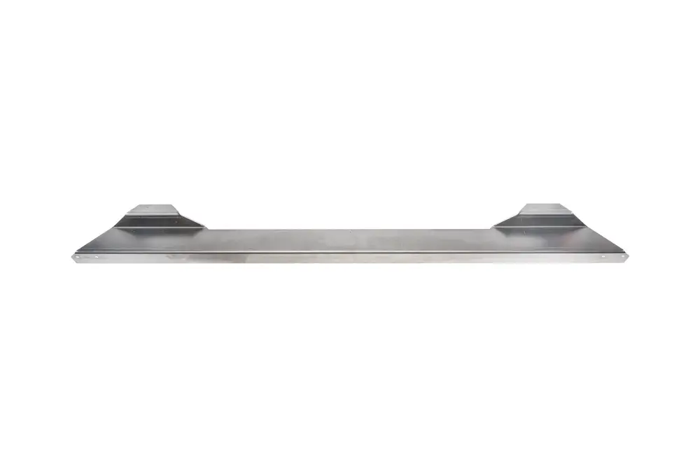 Metallisches Bauteil mit flacher Oberfläche und seitlichen Erhöhungen. Möglicherweise Bestandteil eines Heizsystems von Brötje.