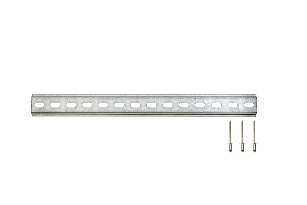 Hutschiene aus Metall mit mehreren durchgehenden Öffnungen zur Montage, dazu drei Senkkopfschrauben. Produkt von Brötje für elektrische Installationen.