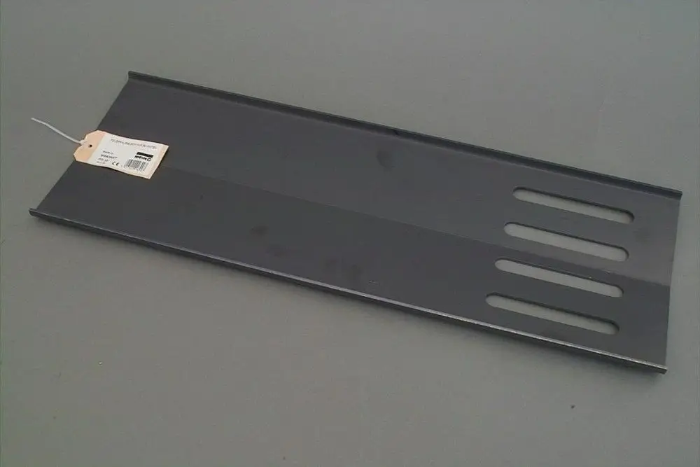 Graue Metallplatte mit mehreren länglichen Löchern, an einer Seite angebracht ist ein Etikett. Das Produkt stammt von der Marke Brötje.