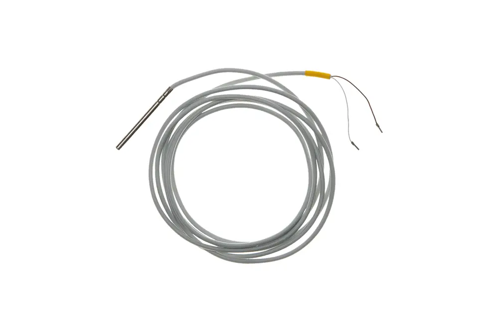 Brötje Fühler mit einer langen, flexiblen Leitung und einem Metall-Sensor an einem Ende, zwei abisolierte Drähte am anderen Ende zur elektrischen Verbindung.