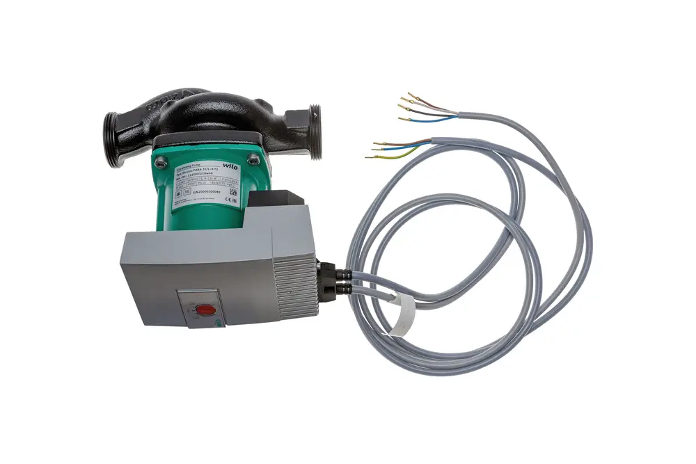 Brötje Pumpe mit grünem Gehäuse und schwarzem Pumpengehäuse, ausgestattet mit mehreren Elektronikanschlüssen und farbigen Kabeln.