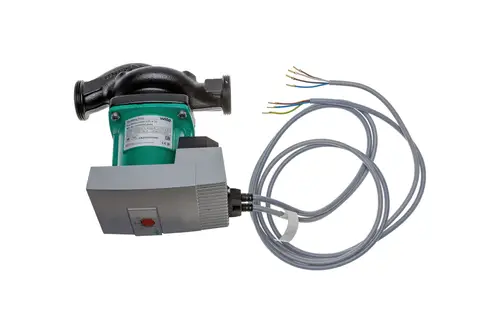 Brötje Pumpe mit grünem Gehäuse und schwarzem Pumpengehäuse, ausgestattet mit mehreren Elektronikanschlüssen und farbigen Kabeln.