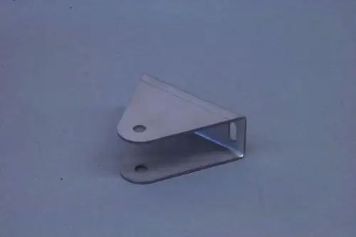 Brötje Aufstellfuß aus Metall, L-förmige Halterung mit zwei Löchern zur Befestigung, auf grauem Hintergrund.