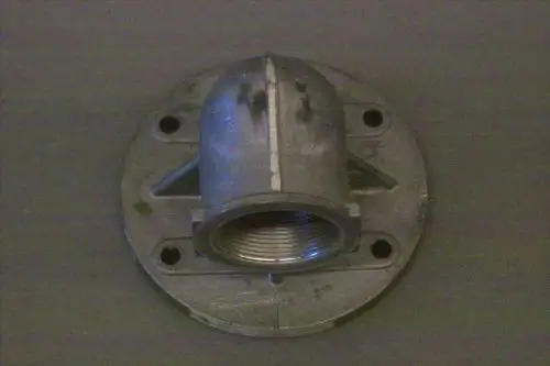 Brötje Anschlussflansch mit einem gewinde- und flanschförmigen Design, geeignet für Gasventile. Die Oberfläche weist Gebrauchsspuren auf.