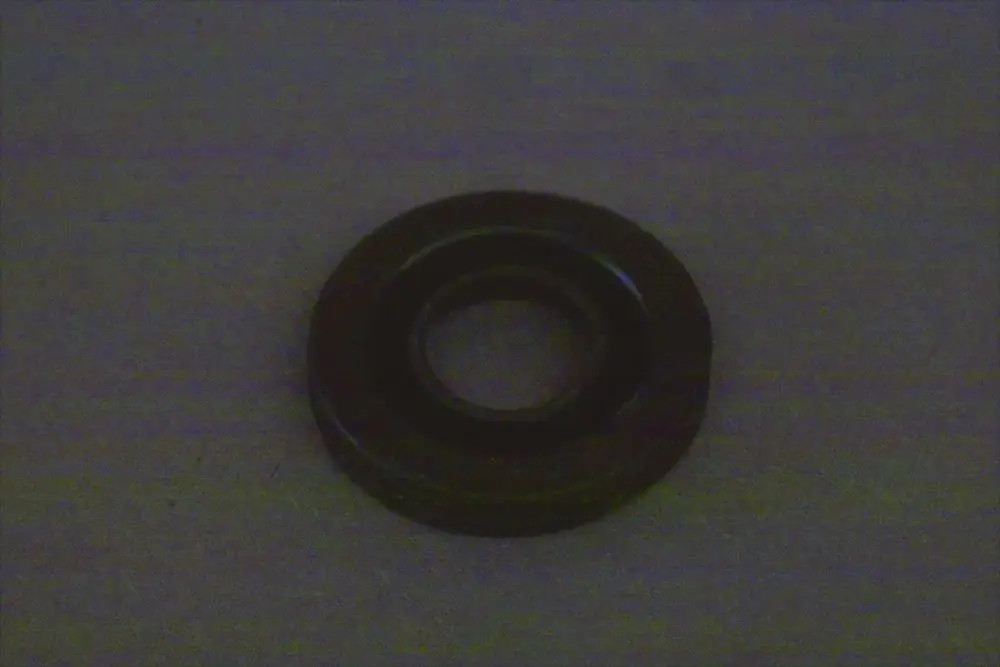 Schwarze Dichtungstülle mit innerem Ring, geeignet für Brötje Ventile. Die Dichtung hat eine flache, runde Form und eine glatte Oberfläche.