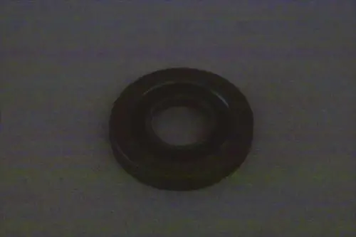 Schwarze Dichtungstülle mit innerem Ring, geeignet für Brötje Ventile. Die Dichtung hat eine flache, runde Form und eine glatte Oberfläche.